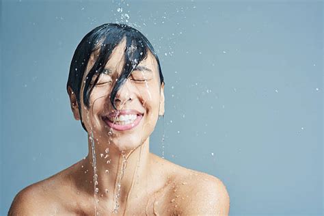 fotos en la regadera|67.600+ Mujer En La Regadera Fotografías de stock, fotos e。